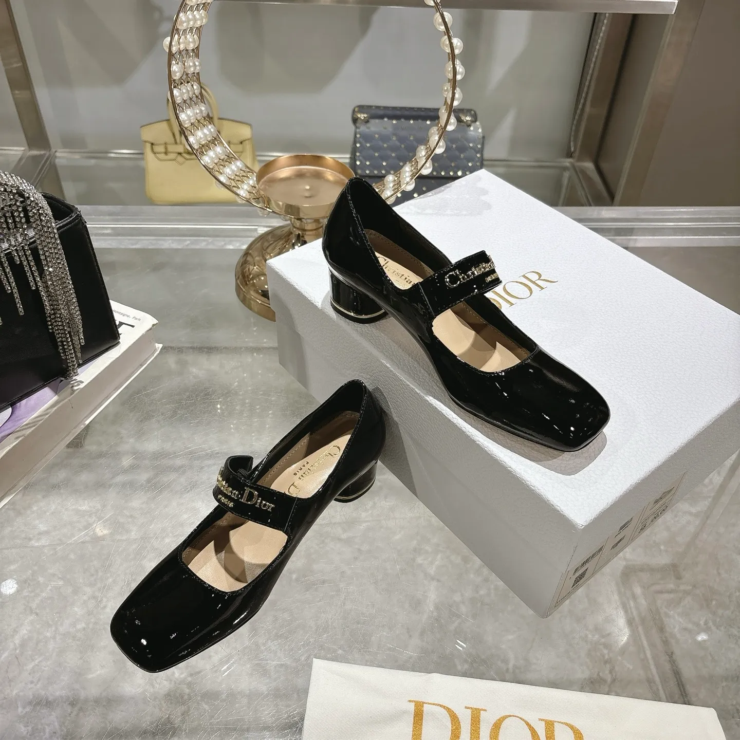 💕💕Factory direct selling price p560💕💕 💕25ss early spring new Dior Dior D-My hardware letter square toe high heels 👠This My Dior high heels are a new product in the 2025 spring and summer ready-to-wear series, showing exquisite elegance. Carefully crafted from cow leather, it is embellished with gold buckles and a metallic Christian Dior Paris logo, making it highly recognizable and highlighting Dior's extraordinary craftsmanship. Graphic style heels complement each other, making the fashionable design more elegant. Upper: cow patent leather. Inner foot pad: sheepskin. Sole: Italian genuine leather outsole. Heel height: 4cm 7.5cm. Size: 35-39 (34.40.41. Customized items are non-refundable)